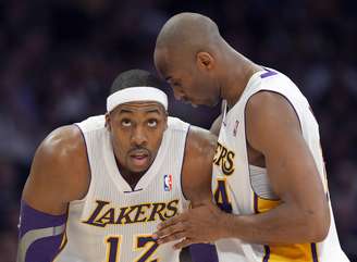 Dwight Howard (à esq.) voltou de lesão, deu show no garrafão e ajudou os Lakers a encerrar séria de derrotas