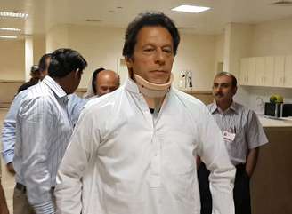 Imagem mostra Imran Khan deixando hospital em Lahore nesta quarta-feira