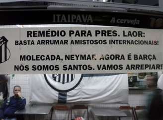 <p>Faixa da padaria A Santista critica a viagem do presidente Luis Álvaro e pede para os jovens do Santos não aliviarem para Neymar</p>