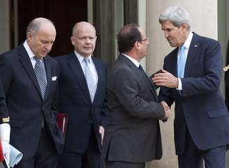 O secretário de Estado americano, John Kerry (dir.), fala com o presidente francês François Hollande e com os chanceleres Hague (segundo à esquerda) e Fabius (esq.)