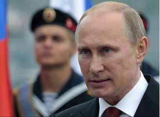 <p>Putin disse que está disposto a conversar com o recém-eleito presidente ucraniano durante a cerimônia do 70º aniversário do Desembarque dos Aliados na Normandia. Na foto, o presidente russo acompanha um desfile em Sebastopol, na Crimeia, em 9 de maio</p>