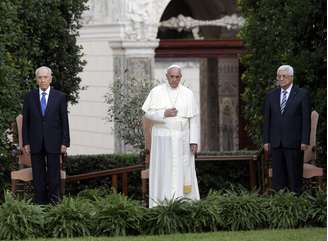 À esquerda do papa Fracisco, o presidente de Israel Shimon Peres, e à direita, o presidente da Palestina Mahmoud Abbas