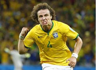 <p>David Luiz comemora após marcar gol em jogo contra a Colômbia </p>