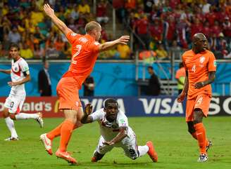  Vlaar e Campbell em lance da partida entre Holanda e Costa Rica