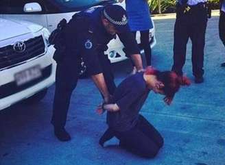 <p>Cantora fingiu ser algemada por um policial australiano</p>