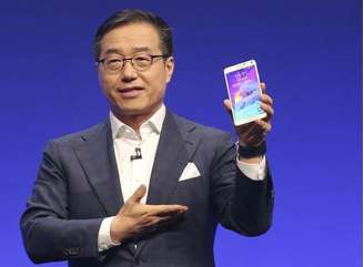 <p>Presidente da Samsung, DJ Lee, apresenta o novo Galaxy Note 4 em Berlim; semicondutores podem ter passado o negócio de celulares pela primeira vez</p>