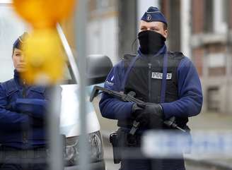 Policiais belgas ficam de guarda do lado de fora de um apartamento no centro de Verviers, onde foram encontradas quatro armas de guerra do tipo kalashnikov, quatro armas curtas, muitas munições e explosivos