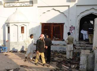 Moradores e policiais após explosão em mesquita xiita de Shikarpur. 30/01/2015