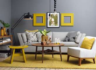 O amarelo é vibrante, moderno e muito usado na decoração, principalmente aliado ao cinza. O ideal é deixar almofadas, adornos, quadros e tamboretes na cor
