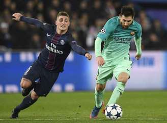 Verratti tenta marcar Messi no duelo entre PSG e Barcelona na última semana (Foto: Christophe Simon / AFP)