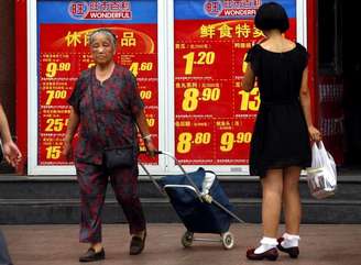 Consumidoras fazem compras em shopping em Pequim, na China 09/08/2011  REUTERS/David Gray