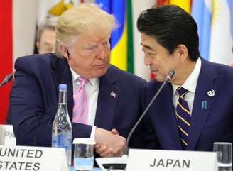 Presidente dos EUA, Donald Trump, e premiê do Japão, Shinzo Abe, se cumprimentam em Osaka
28/06/2018 Sputnik/Mikhail Klimentyev/Kremlin via REUTERS