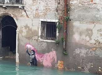 Famosa obra de Banksy em Veneza amanhece debaixo d'água