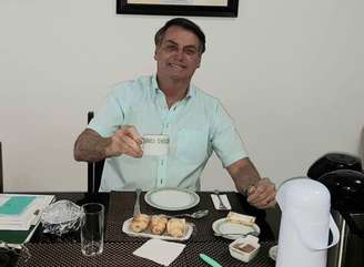 O presidente Jair Bolsonaro em foto divulgada em rede social um dia após divulgar que está com covid-19