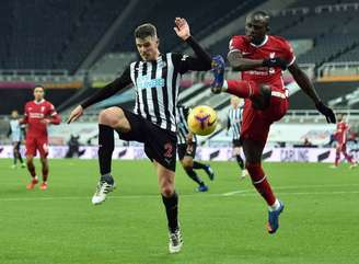 Liverpool e Newcastle se enfrentam neste sábado (Foto: PETER POWELL / POOL / AFP)