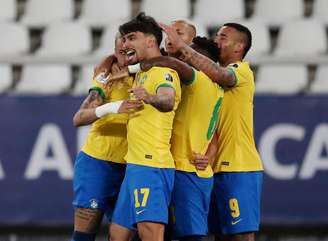 Jesus é expulso, mas Brasil bate o Chile e vai à semifinal