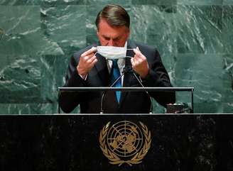 Presidente Jair Bolsonaro recoloca a máscara depois de falar na abertura da Assembleia-Geral da ONU
21/09/2021. 
 REUTERS/Eduardo Munoz/Pool