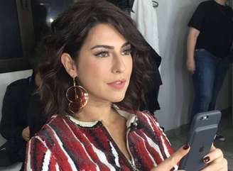 Fernanda Paes Leme também aderiu ao corte trapézio. Moderna!