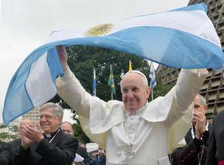 Papa Francisco está internado em Roma desde quarta-feira