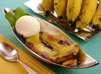 banana flambada com sorvete de creme é um dos doces de banana prontos em até meia horinha