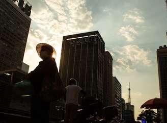 Movimento na Avenida Paulista em dia de calor intenso. Temperaturas devem permanecer um pouco mais amenas nos próximos dias.