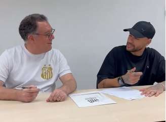 De volta ao Brasil, Neymar assina contrato com o Santos