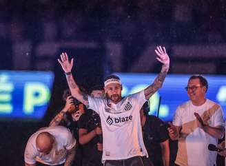 Neymar acena para o público presente na Vila Belmiro durante sua apresentação.