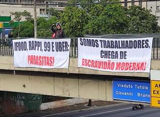Viaduto Tutoia, na Vila Mariana, zona sul de São Paulo, amanheceu com duas faixas do Breque Nacional.