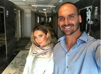 Eduardo Bolsonaro junto da esposa