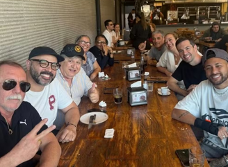 Neymar levou funcionários do Santos para um almoço