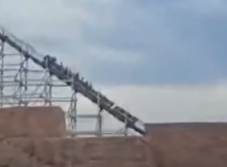 Monta-russa para no Hopi Hari, no interior de São Paulo