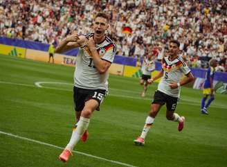 Schlotterbeck vibra após fazer o segundo gol da goleada por 7 a 1 sobre Curaçao.
