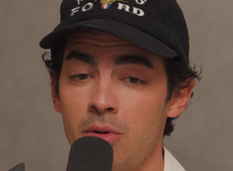 Joe Jonas relembra época em que Kevin participava de rodas de mosh e acertou "as bolas" de um outro cara