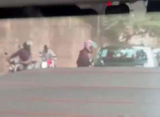 Motorista de carro blindado buzina para impedir assalto e criminoso reage apontando arma.