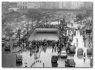 Em 26 de janeiro de 1958, uma forte chuva castigou o centro de São Paulo. Um dos estragos da chuva foi o alagamento da passagem subterrânea, conhecida como 'Buraco do Adhemar', localizada no Vale do Anhangabaú.
