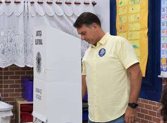 Flávio Bolsonaro (PL) vota no Rio de Janeiro neste domingo, 25