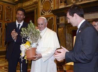 <p>Papa Francisco recebeu Messi recentemente; pontífice é fã de futebol e pode receber convite para a Copa do Mundo</p>