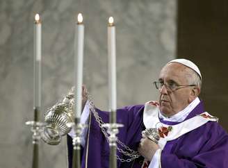 Papa Franscisco abençoa o altar durante benção nesta quarta-feira, 5, na Basílica de Santa Sabina, em Roma