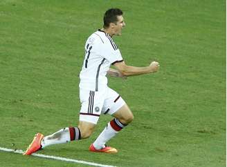 <p>Klose agora tem tantos gols quanto Ronaldo em Copas, e igualou Pelé ao marcar em quatro Mundiais diferentes</p>