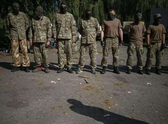 Soldados ucranianos fazem treino no reduto separatista de Slaviansk