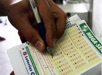 <p>A aposta mínima na Mega-Sena é de R$ 2,50 e pode ser registrada em qualquer unidade lotérica do País</p>
