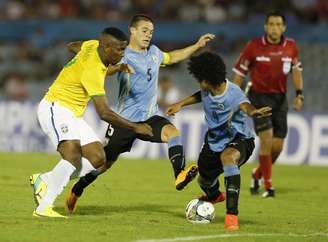Thalles tenta superar a forte marcação do Uruguai no Sul-Americano Sub-20