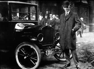 Henry Ford com o famoso modelo T, que revolucionou a indústria automotiva no começo do século XX