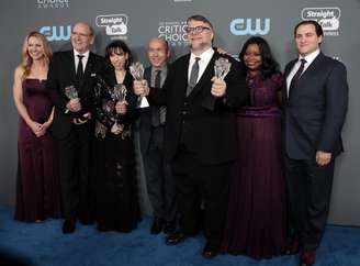 Diretor Guillermo del Toro e elenco do filme "A Forma da Água" posam para foto durante premiação Critics Choice Awards, na Califórnia 11/01/2018 REUTERS/Monica Almeida