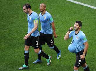 Suárez comemora o seu gol contra a Arábia Saudita pelo Grupo A da Copa do Mundo, homenageando sua mulher, que está grávida