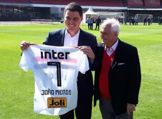 Leco posa ao lado de João Menin, presidente do Banco Inter, no lançamento da nova camisa tricolor (William Correia)