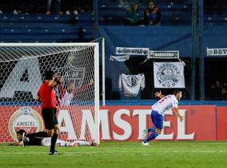  Gonzalo Bergessio comemora o gol da vitória
