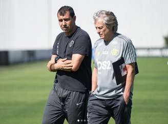 O técnico Fábio Carille apresenta o CT Joaquim Grava a Jorge Jesus, do Flamengo (Foto: Alexandre Vidal/Flamengo)