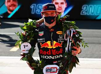 Max Verstappen com a coroa de louros depois de vencer a primeira corrida sprint da F1 