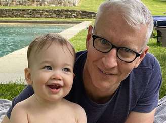 O jornalista Anderson Cooper, 54, com seu filho Wyatt Morgan, de um ano 